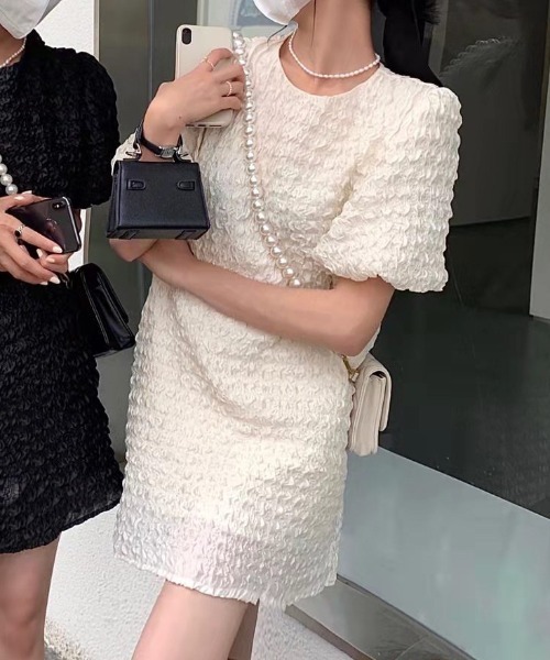 FREE STYLISTS(フリー スタイリスト)の「YUGA_YGMC エンボス加工 パフスリーブワンピース(ワンピース・レディース・オフホワイト/ブラック・FREE)」の8枚目の写真