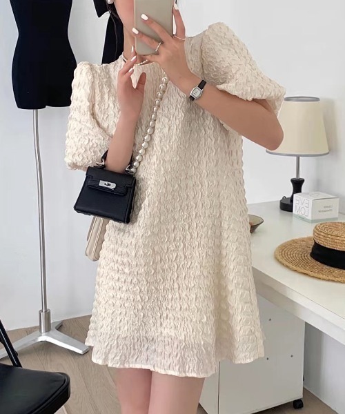 FREE STYLISTS(フリー スタイリスト)の「YUGA_YGMC エンボス加工 パフスリーブワンピース(ワンピース・レディース・オフホワイト/ブラック・FREE)」の4枚目の写真