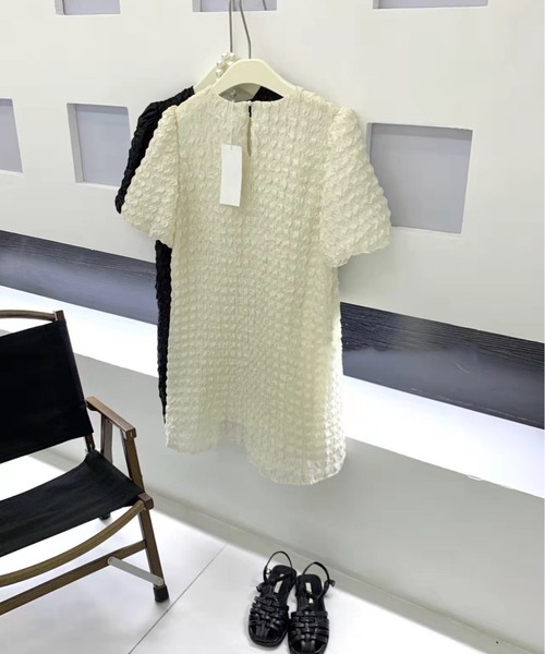 FREE STYLISTS(フリー スタイリスト)の「YUGA_YGMC エンボス加工 パフスリーブワンピース(ワンピース・レディース・オフホワイト/ブラック・FREE)」の6枚目の写真