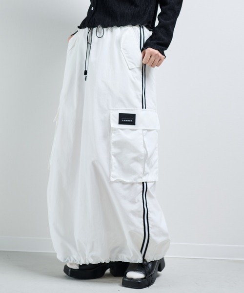 MERLOT（メルロー）の「ナイロンドロストラインスカート（スカート・レディース・ホワイト/ピンク・FREE）」の2枚目の写真