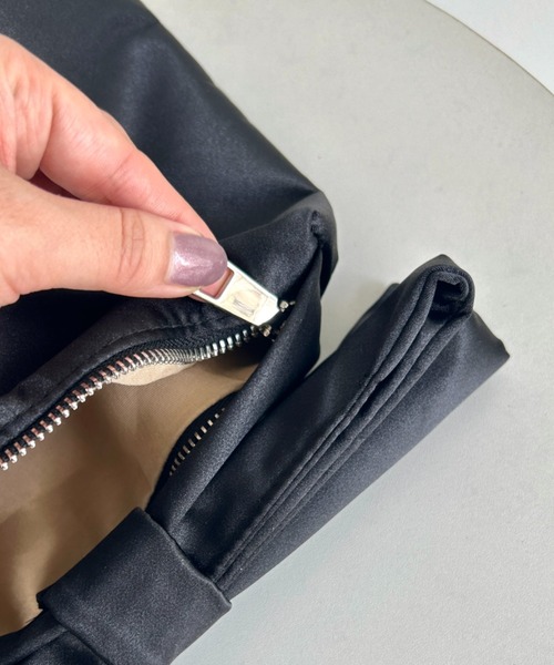 Loueme（ルエム）の「リボンハンドルサテンバッグ（ハンドバッグ・レディース・ベージュ/ブラック/ピンク・FREE）」の6枚目の写真