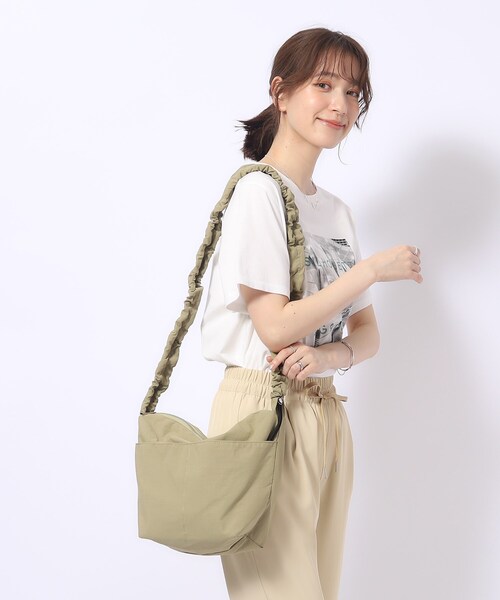 SHOO・LA・RUE（シューラルー）の「◆【撥水】ギャザーミニショルダーバッグ（ショルダーバッグ・レディース・カーキ/ブラック/グレー・00）」の4枚目の写真