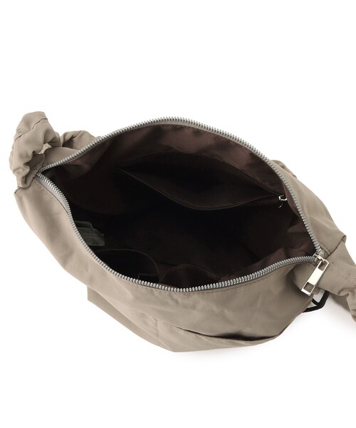 SHOO・LA・RUE（シューラルー）の「◆【撥水】ギャザーミニショルダーバッグ（ショルダーバッグ・レディース・カーキ/ブラック/グレー・00）」の10枚目の写真