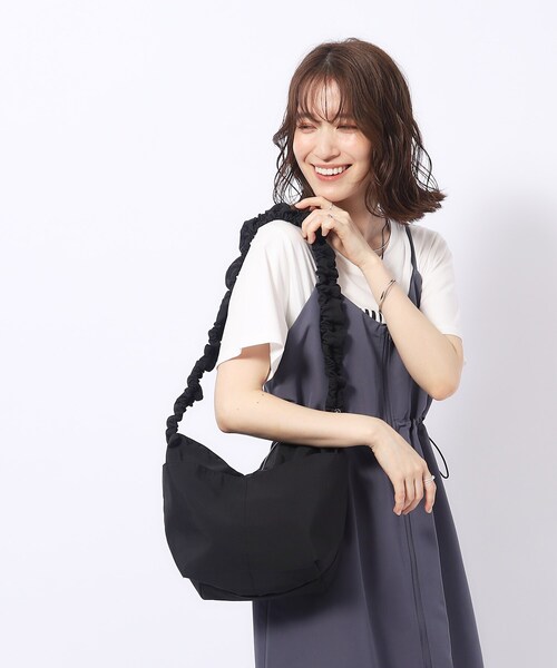 SHOO・LA・RUE（シューラルー）の「◆【撥水】ギャザーミニショルダーバッグ（ショルダーバッグ・レディース・カーキ/ブラック/グレー・00）」の14枚目の写真