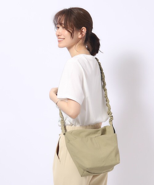 SHOO・LA・RUE（シューラルー）の「◆【撥水】ギャザーミニショルダーバッグ（ショルダーバッグ・レディース・カーキ/ブラック/グレー・00）」の16枚目の写真