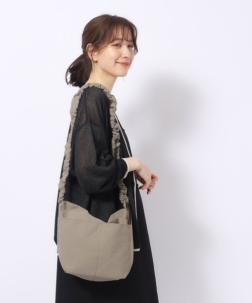 SHOO・LA・RUE（シューラルー）の「◆【撥水】ギャザーミニショルダーバッグ（ショルダーバッグ・レディース・カーキ/ブラック/グレー・00）」の19枚目の写真