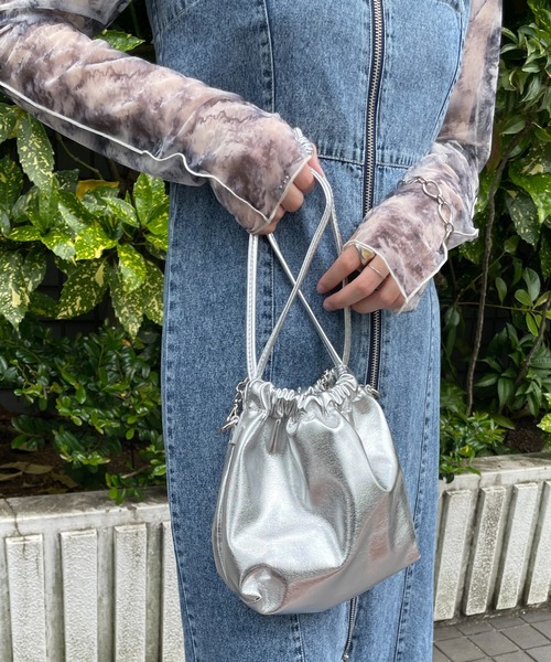 WEGO(ウィゴー)の「WEGO/巾着チェーンショルダー(ショルダーバッグ・レディース・シルバー/サックスブルー/ダークグレー/ブラック系その他/その他1/その他2/その他3/パープル/ブラック/その他4/その他7/その他8/その他9/その他10/その他11/その他5・FREE)」の6枚目の写真