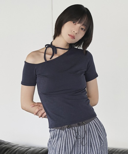 UNE MANSION（ユヌマンション）の「[UNE ORIGINAL]ワンオフショルダーチョーカーリボンTシャツカットソー（Tシャツ/カットソー・レディース・チャコール/ネイビー/ブラック/ピンク/アイボリー/ダークネイビー・FREE）」の5枚目の写真