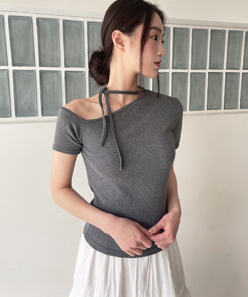 UNE MANSION（ユヌマンション）の「[UNE ORIGINAL]ワンオフショルダーチョーカーリボンTシャツカットソー（Tシャツ/カットソー・レディース・チャコール/ネイビー/ブラック/ピンク/アイボリー/ダークネイビー・FREE）」の4枚目の写真