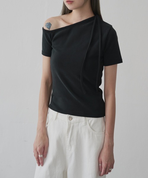 UNE MANSION（ユヌマンション）の「[UNE ORIGINAL]ワンオフショルダーチョーカーリボンTシャツカットソー（Tシャツ/カットソー・レディース・チャコール/ネイビー/ブラック/ピンク/アイボリー/ダークネイビー・FREE）」の2枚目の写真