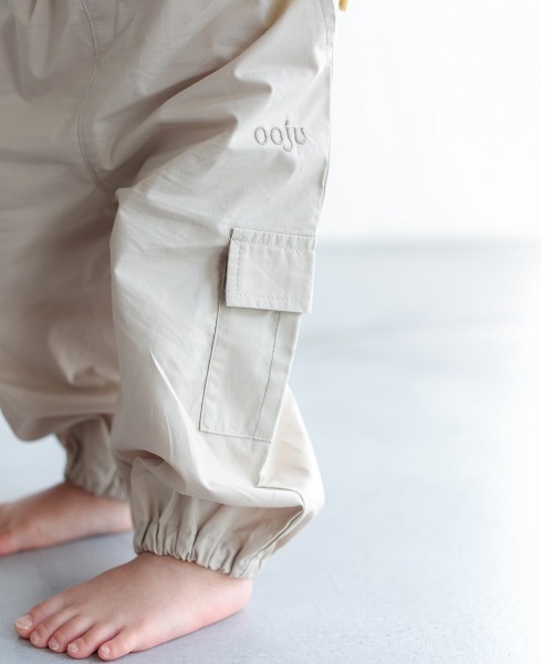 ooju（オージュ）の「【ooju】パラシュートパンツ（カーゴパンツ・キッズ・チャコールグレー/ベージュ・4/3/2/1）」の2枚目の写真