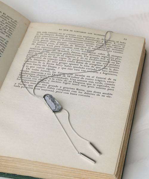 colleca la（コレカラ）の「スリムチェーンループタイ（ネックレス・レディース・ゴールド/シルバー・FREE）」の2枚目の写真