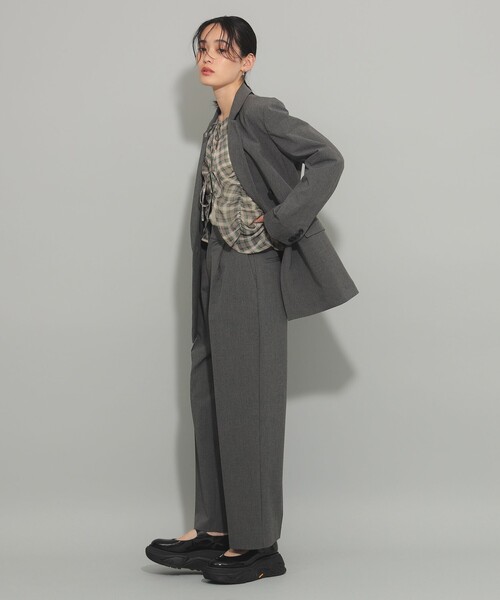 Ray BEAMS（レイビームス）の「シャークスキン 1タック パンツ（その他パンツ・レディース・シルバー/ダークブラウン・0/1）」の4枚目の写真