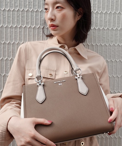 MICHAEL KORS（マイケルコース）の「MARILYN カラーブロック サッチェル ミディアム（ハンドバッグ・レディース・ベージュ系その他・FREE）」の11枚目の写真