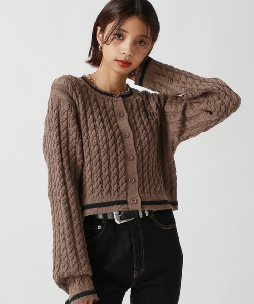 PAGEBOY（ページボーイ）の「ミニケーブルロゴシシュウカーディガン（カーディガン/ボレロ・レディース・オフホワイト/ブルー/レモンイエロー/ブラック/レッド系その他/モカ/ネイビー/ブルー系その他・FREE）」の4枚目の写真