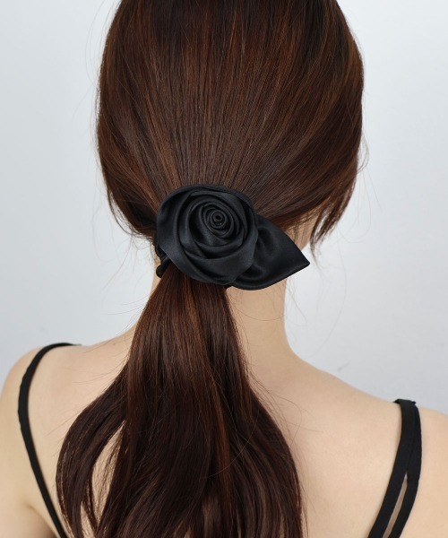 CEMONEMO(セモネモ)の「サテン ローズ シュシュ(シュシュ・レディース・アイボリー/ブラック・FREE)」の3枚目の写真