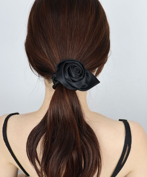 CEMONEMO(セモネモ)の「サテン ローズ シュシュ(シュシュ・レディース・アイボリー/ブラック・FREE)」の5枚目の写真