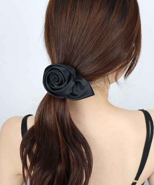 CEMONEMO(セモネモ)の「サテン ローズ シュシュ(シュシュ・レディース・アイボリー/ブラック・FREE)」の6枚目の写真