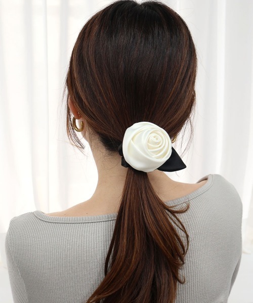 CEMONEMO(セモネモ)の「サテン ローズ シュシュ(シュシュ・レディース・アイボリー/ブラック・FREE)」の16枚目の写真