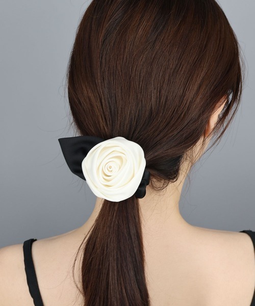 CEMONEMO(セモネモ)の「サテン ローズ シュシュ(シュシュ・レディース・アイボリー/ブラック・FREE)」の19枚目の写真