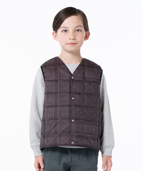 TAION（タイオン）の「【TAION(タイオン)】〈キッズ〉ベーシック Vネックボタン インナーダウンベスト（ダウンベスト・キッズ・チャコールグレー/ライトブルー/レッド系その他/ブラック系3/ベージュ系1/オリーブ/オレンジ/チャコール/ライム/ブラウン系1/グリーン系その他2/サンドベージュ/ミント/ライトグレー/グレー/バーガンディー/グリーン系その他/ダークグリーン系/ダークオレンジ/ダークオリーブ/パープル/キャメル/カーキ/ダークグリーン/ダークパープル/ネイビー系6/ラベンダー/ダークネイビー/レモンイエロー/オフホワイト/レオパード/ベージュ/モカ/ライトピンク/ネイビー/チョコ/ダークブラウン/ダークブルー/ブラック/グリーン系・100/140/150/130/120/110）」の4枚目の写真