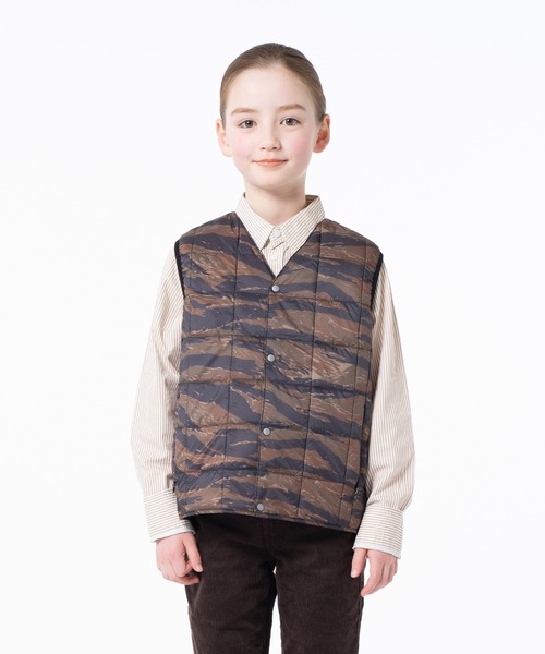 TAION（タイオン）の「【TAION(タイオン)】〈キッズ〉ベーシック Vネックボタン インナーダウンベスト（ダウンベスト・キッズ・チャコールグレー/ライトブルー/レッド系その他/ブラック系3/ベージュ系1/オリーブ/オレンジ/チャコール/ライム/ブラウン系1/グリーン系その他2/サンドベージュ/ミント/ライトグレー/グレー/バーガンディー/グリーン系その他/ダークグリーン系/ダークオレンジ/ダークオリーブ/パープル/キャメル/カーキ/ダークグリーン/ダークパープル/ネイビー系6/ラベンダー/ダークネイビー/レモンイエロー/オフホワイト/レオパード/ベージュ/モカ/ライトピンク/ネイビー/チョコ/ダークブラウン/ダークブルー/ブラック/グリーン系・100/140/150/130/120/110）」の12枚目の写真