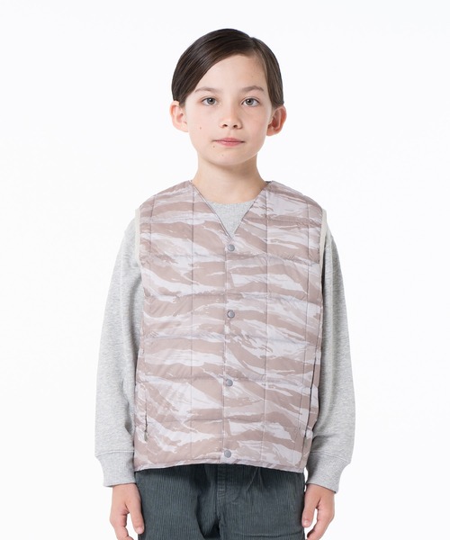 TAION（タイオン）の「【TAION(タイオン)】〈キッズ〉ベーシック Vネックボタン インナーダウンベスト（ダウンベスト・キッズ・チャコールグレー/ライトブルー/レッド系その他/ブラック系3/ベージュ系1/オリーブ/オレンジ/チャコール/ライム/ブラウン系1/グリーン系その他2/サンドベージュ/ミント/ライトグレー/グレー/バーガンディー/グリーン系その他/ダークグリーン系/ダークオレンジ/ダークオリーブ/パープル/キャメル/カーキ/ダークグリーン/ダークパープル/ネイビー系6/ラベンダー/ダークネイビー/レモンイエロー/オフホワイト/レオパード/ベージュ/モカ/ライトピンク/ネイビー/チョコ/ダークブラウン/ダークブルー/ブラック/グリーン系・100/140/150/130/120/110）」の15枚目の写真