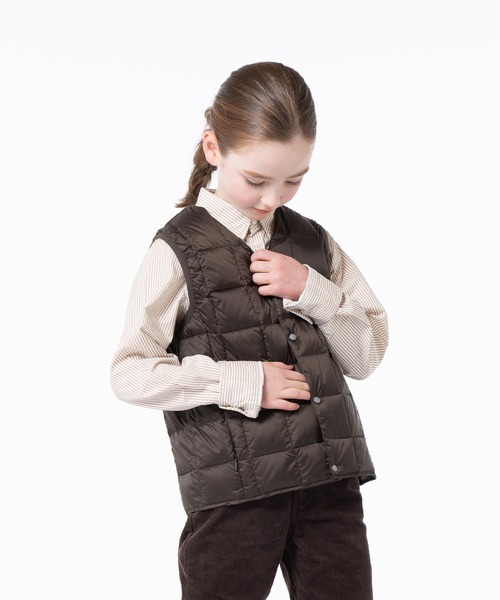 TAION（タイオン）の「【TAION(タイオン)】〈キッズ〉ベーシック Vネックボタン インナーダウンベスト（ダウンベスト・キッズ・チャコールグレー/ライトブルー/レッド系その他/ブラック系3/ベージュ系1/オリーブ/オレンジ/チャコール/ライム/ブラウン系1/グリーン系その他2/サンドベージュ/ミント/ライトグレー/グレー/バーガンディー/グリーン系その他/ダークグリーン系/ダークオレンジ/ダークオリーブ/パープル/キャメル/カーキ/ダークグリーン/ダークパープル/ネイビー系6/ラベンダー/ダークネイビー/レモンイエロー/オフホワイト/レオパード/ベージュ/モカ/ライトピンク/ネイビー/チョコ/ダークブラウン/ダークブルー/ブラック/グリーン系・100/140/150/130/120/110）」の11枚目の写真