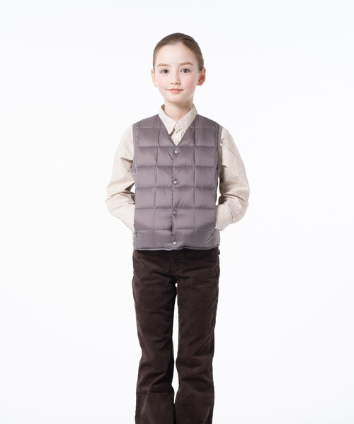 TAION（タイオン）の「【TAION(タイオン)】〈キッズ〉ベーシック Vネックボタン インナーダウンベスト（ダウンベスト・キッズ・チャコールグレー/ライトブルー/レッド系その他/ブラック系3/ベージュ系1/オリーブ/オレンジ/チャコール/ライム/ブラウン系1/グリーン系その他2/サンドベージュ/ミント/ライトグレー/グレー/バーガンディー/グリーン系その他/ダークグリーン系/ダークオレンジ/ダークオリーブ/パープル/キャメル/カーキ/ダークグリーン/ダークパープル/ネイビー系6/ラベンダー/ダークネイビー/レモンイエロー/オフホワイト/レオパード/ベージュ/モカ/ライトピンク/ネイビー/チョコ/ダークブラウン/ダークブルー/ブラック/グリーン系・100/140/150/130/120/110）」の7枚目の写真