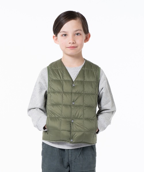 TAION（タイオン）の「【TAION(タイオン)】〈キッズ〉ベーシック Vネックボタン インナーダウンベスト（ダウンベスト・キッズ・チャコールグレー/ライトブルー/レッド系その他/ブラック系3/ベージュ系1/オリーブ/オレンジ/チャコール/ライム/ブラウン系1/グリーン系その他2/サンドベージュ/ミント/ライトグレー/グレー/バーガンディー/グリーン系その他/ダークグリーン系/ダークオレンジ/ダークオリーブ/パープル/キャメル/カーキ/ダークグリーン/ダークパープル/ネイビー系6/ラベンダー/ダークネイビー/レモンイエロー/オフホワイト/レオパード/ベージュ/モカ/ライトピンク/ネイビー/チョコ/ダークブラウン/ダークブルー/ブラック/グリーン系・100/140/150/130/120/110）」の17枚目の写真