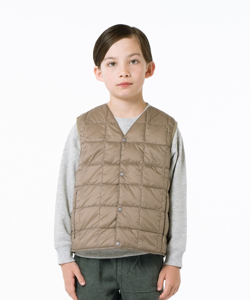 TAION（タイオン）の「【TAION(タイオン)】〈キッズ〉ベーシック Vネックボタン インナーダウンベスト（ダウンベスト・キッズ・チャコールグレー/ライトブルー/レッド系その他/ブラック系3/ベージュ系1/オリーブ/オレンジ/チャコール/ライム/ブラウン系1/グリーン系その他2/サンドベージュ/ミント/ライトグレー/グレー/バーガンディー/グリーン系その他/ダークグリーン系/ダークオレンジ/ダークオリーブ/パープル/キャメル/カーキ/ダークグリーン/ダークパープル/ネイビー系6/ラベンダー/ダークネイビー/レモンイエロー/オフホワイト/レオパード/ベージュ/モカ/ライトピンク/ネイビー/チョコ/ダークブラウン/ダークブルー/ブラック/グリーン系・100/140/150/130/120/110）」の18枚目の写真