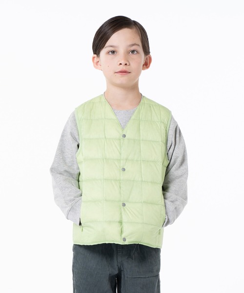 TAION（タイオン）の「【TAION(タイオン)】〈キッズ〉ベーシック Vネックボタン インナーダウンベスト（ダウンベスト・キッズ・チャコールグレー/ライトブルー/レッド系その他/ブラック系3/ベージュ系1/オリーブ/オレンジ/チャコール/ライム/ブラウン系1/グリーン系その他2/サンドベージュ/ミント/ライトグレー/グレー/バーガンディー/グリーン系その他/ダークグリーン系/ダークオレンジ/ダークオリーブ/パープル/キャメル/カーキ/ダークグリーン/ダークパープル/ネイビー系6/ラベンダー/ダークネイビー/レモンイエロー/オフホワイト/レオパード/ベージュ/モカ/ライトピンク/ネイビー/チョコ/ダークブラウン/ダークブルー/ブラック/グリーン系・100/140/150/130/120/110）」の20枚目の写真