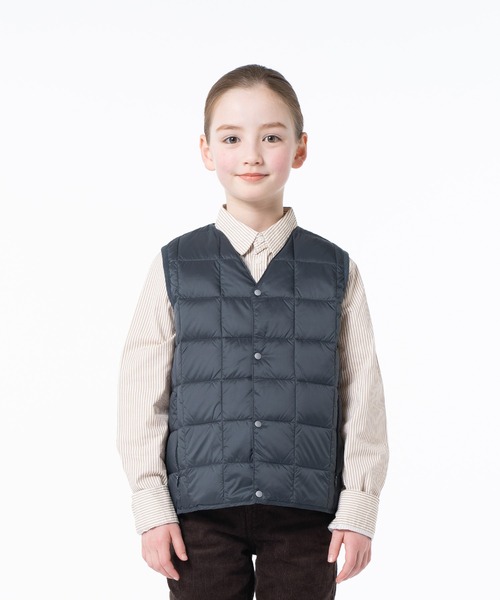TAION（タイオン）の「【TAION(タイオン)】〈キッズ〉ベーシック Vネックボタン インナーダウンベスト（ダウンベスト・キッズ・チャコールグレー/ライトブルー/レッド系その他/ブラック系3/ベージュ系1/オリーブ/オレンジ/チャコール/ライム/ブラウン系1/グリーン系その他2/サンドベージュ/ミント/ライトグレー/グレー/バーガンディー/グリーン系その他/ダークグリーン系/ダークオレンジ/ダークオリーブ/パープル/キャメル/カーキ/ダークグリーン/ダークパープル/ネイビー系6/ラベンダー/ダークネイビー/レモンイエロー/オフホワイト/レオパード/ベージュ/モカ/ライトピンク/ネイビー/チョコ/ダークブラウン/ダークブルー/ブラック/グリーン系・100/140/150/130/120/110）」の8枚目の写真