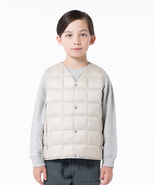 TAION（タイオン）の「【TAION(タイオン)】〈キッズ〉ベーシック Vネックボタン インナーダウンベスト（ダウンベスト・キッズ・チャコールグレー/ライトブルー/レッド系その他/ブラック系3/ベージュ系1/オリーブ/オレンジ/チャコール/ライム/ブラウン系1/グリーン系その他2/サンドベージュ/ミント/ライトグレー/グレー/バーガンディー/グリーン系その他/ダークグリーン系/ダークオレンジ/ダークオリーブ/パープル/キャメル/カーキ/ダークグリーン/ダークパープル/ネイビー系6/ラベンダー/ダークネイビー/レモンイエロー/オフホワイト/レオパード/ベージュ/モカ/ライトピンク/ネイビー/チョコ/ダークブラウン/ダークブルー/ブラック/グリーン系・100/140/150/130/120/110）」の6枚目の写真