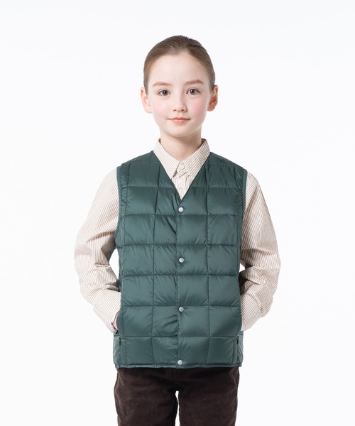 TAION（タイオン）の「【TAION(タイオン)】〈キッズ〉ベーシック Vネックボタン インナーダウンベスト（ダウンベスト・キッズ・チャコールグレー/ライトブルー/レッド系その他/ブラック系3/ベージュ系1/オリーブ/オレンジ/チャコール/ライム/ブラウン系1/グリーン系その他2/サンドベージュ/ミント/ライトグレー/グレー/バーガンディー/グリーン系その他/ダークグリーン系/ダークオレンジ/ダークオリーブ/パープル/キャメル/カーキ/ダークグリーン/ダークパープル/ネイビー系6/ラベンダー/ダークネイビー/レモンイエロー/オフホワイト/レオパード/ベージュ/モカ/ライトピンク/ネイビー/チョコ/ダークブラウン/ダークブルー/ブラック/グリーン系・100/140/150/130/120/110）」の16枚目の写真