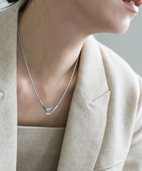 select MOCA（セレクトモカ）の「ニュアンスメタルフックネックレス（ネックレス・レディース・シルバー/ゴールド・FREE）」の2枚目の写真