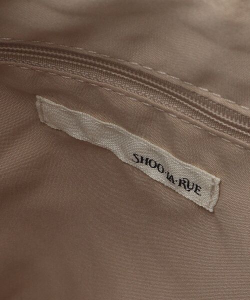 SHOO・LA・RUE（シューラルー）の「◆横長だから荷物の出し入れがしやすい サイドポケット ショルダーバッグ（ショルダーバッグ・レディース・ナチュラル/ブルー/ブラック・00）」の4枚目の写真
