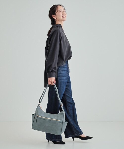 SHOO・LA・RUE（シューラルー）の「◆横長だから荷物の出し入れがしやすい サイドポケット ショルダーバッグ（ショルダーバッグ・レディース・ナチュラル/ブルー/ブラック・00）」の6枚目の写真