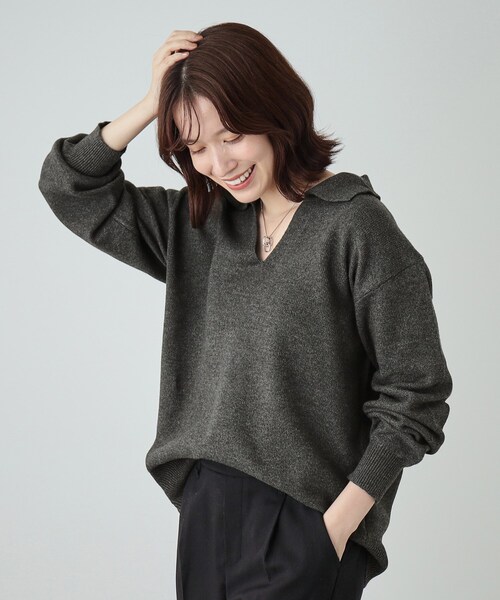 SHOO・LA・RUE（シューラルー）の「【S－LL】スキッパー衿付きニット（ニット/セーター・レディース・ダークグレー/ベージュ/グリーン系・04/03/02/01）」の2枚目の写真