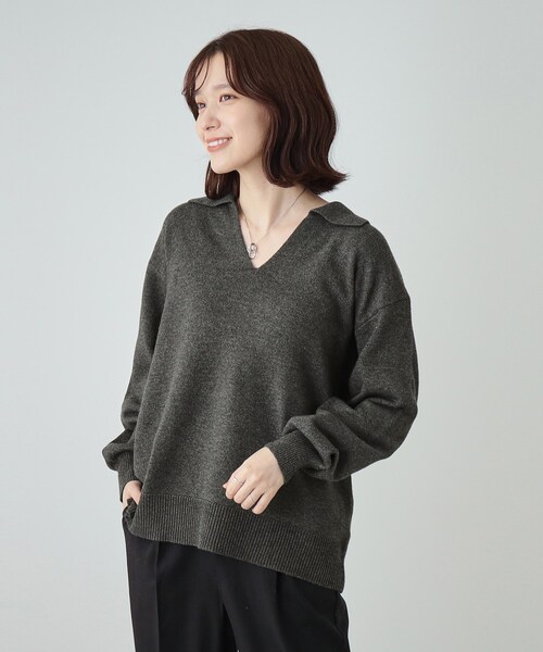 SHOO・LA・RUE（シューラルー）の「【S－LL】スキッパー衿付きニット（ニット/セーター・レディース・ダークグレー/ベージュ/グリーン系・04/03/02/01）」の4枚目の写真