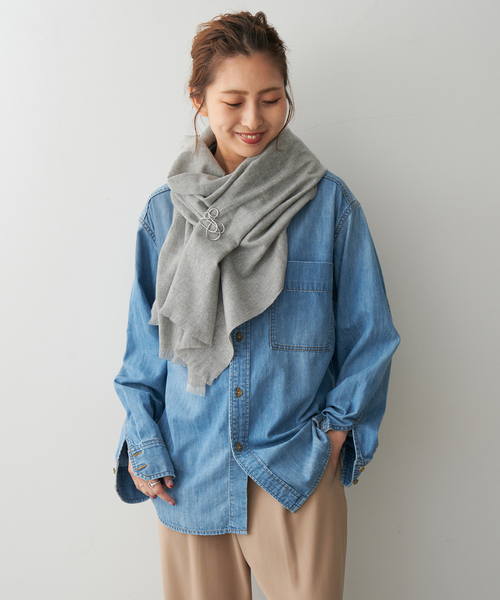 Spick & Span（スピックアンドスパン）の「Spick & Span ブローチツキストール（ストール/ショール・レディース・ベージュ系その他/グレー・FREE）」の3枚目の写真