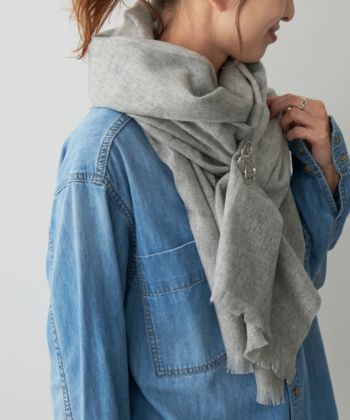 Spick & Span（スピックアンドスパン）の「Spick & Span ブローチツキストール（ストール/ショール・レディース・ベージュ系その他/グレー・FREE）」の4枚目の写真