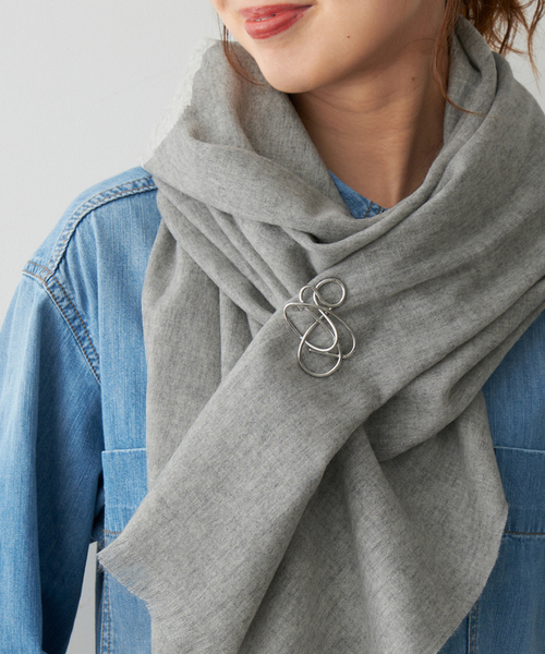 Spick & Span（スピックアンドスパン）の「Spick & Span ブローチツキストール（ストール/ショール・レディース・ベージュ系その他/グレー・FREE）」の5枚目の写真