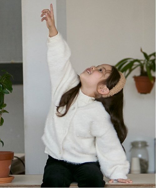 petit main（プティマイン）の「【リンク】シャギーニットカーディガン(キッズ)（カーディガン/ボレロ・キッズ・グレー/ライトピンク/アイボリー・M/S/L）」の7枚目の写真