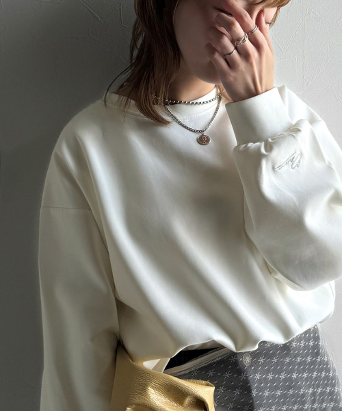 classicalelf(クラシカルエルフ)の「トレンド感と遊び心をプラス。袖口ワンポイント刺繍アシメファスナーラウンドネックロンT(長袖)(Tシャツ/カットソー・レディース・ブラック/オフホワイト/モカ/アイボリー・MEDIUM/SMALL/X-LARGE/LARGE)」の1枚目の写真