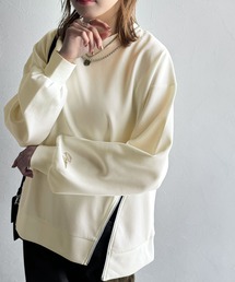 トレンド感と遊び心をプラス。袖口ワンポイント刺繍アシメファスナーラウンドネックロンT(長袖)