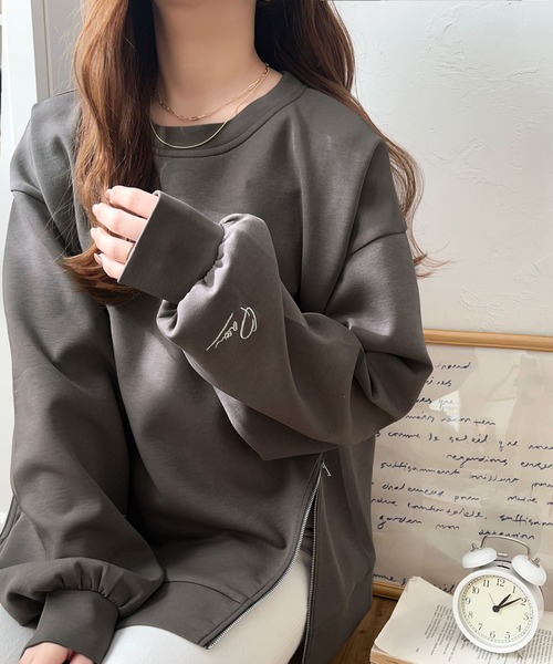 classicalelf(クラシカルエルフ)の「トレンド感と遊び心をプラス。袖口ワンポイント刺繍アシメファスナーラウンドネックロンT(長袖)(Tシャツ/カットソー・レディース・ブラック/オフホワイト/モカ/アイボリー・MEDIUM/SMALL/X-LARGE/LARGE)」の4枚目の写真
