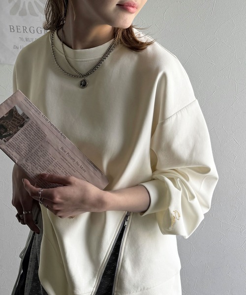 classicalelf(クラシカルエルフ)の「トレンド感と遊び心をプラス。袖口ワンポイント刺繍アシメファスナーラウンドネックロンT(長袖)(Tシャツ/カットソー・レディース・ブラック/オフホワイト/モカ/アイボリー・MEDIUM/SMALL/X-LARGE/LARGE)」の10枚目の写真