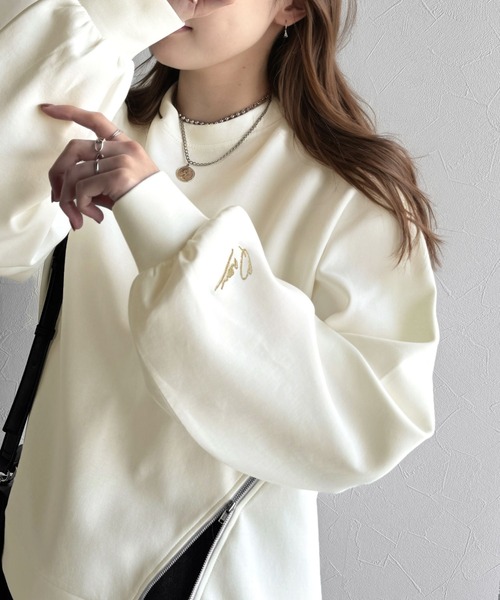 classicalelf(クラシカルエルフ)の「トレンド感と遊び心をプラス。袖口ワンポイント刺繍アシメファスナーラウンドネックロンT(長袖)(Tシャツ/カットソー・レディース・ブラック/オフホワイト/モカ/アイボリー・MEDIUM/SMALL/X-LARGE/LARGE)」の13枚目の写真