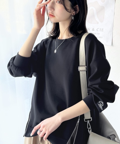 classicalelf(クラシカルエルフ)の「トレンド感と遊び心をプラス。袖口ワンポイント刺繍アシメファスナーラウンドネックロンT(長袖)(Tシャツ/カットソー・レディース・ブラック/オフホワイト/モカ/アイボリー・MEDIUM/SMALL/X-LARGE/LARGE)」の6枚目の写真